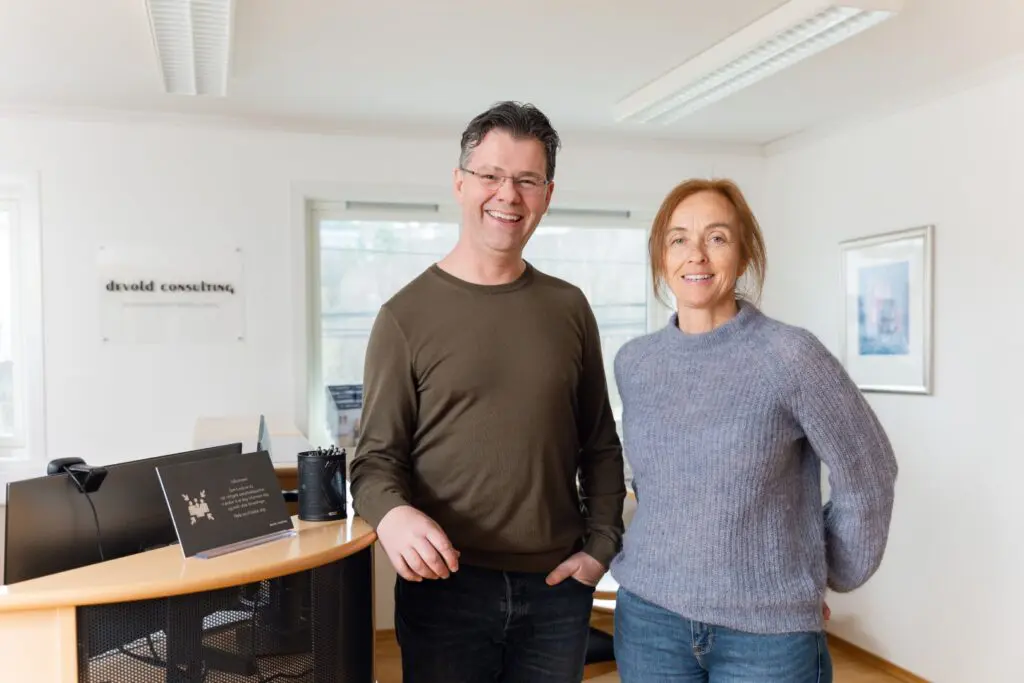 To rådgivere hos Devold Consulting i resepsjonen